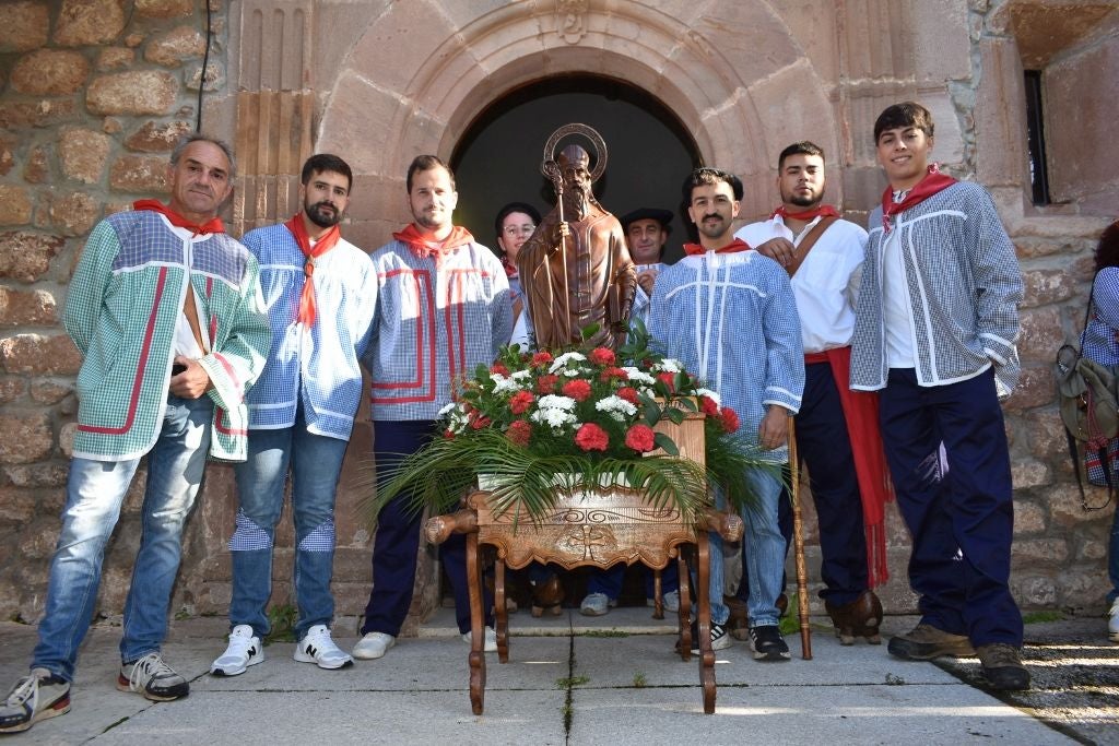Los jóvenes de Cohicillos portaron a hombros la imagen del Santo.