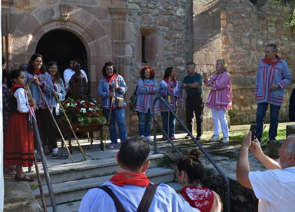 Las autoridades acompañaron al Santo desde la iglesia a la ermita, hora y media de marcha.