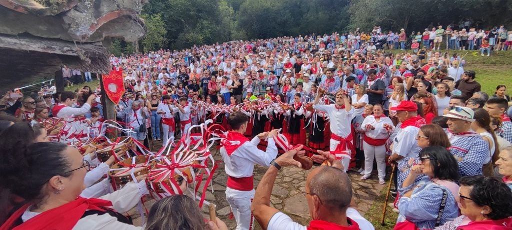 Nadie quiso perderse la música y baile tradicional a los pies de la ermita.