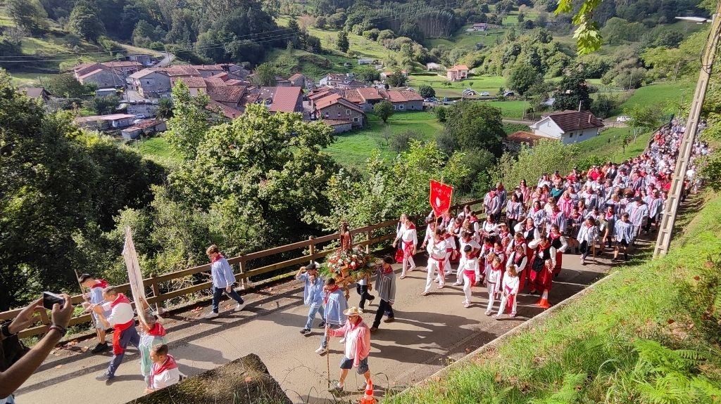 La larga comitiva dejando atrás el pueblo de Cohicillos para encaminar la subida.