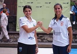 Andres Gómez y Marta Castillo se saludan en el corro.