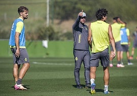 José Alberto coloca a Sangalli y Pablo Ramón durante el entrenamiento de ayer en La Albericia.