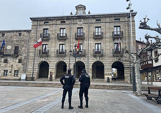 Dos policías ante la sede del Ayuntamiento de Reinosa.