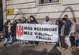 Protesta de la Red Antidesahucios frente a la Delegación del Gobierno en Cantabria, en 2022.