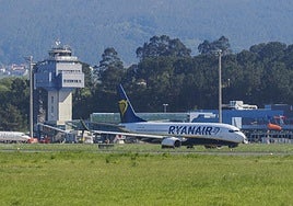 Un avión de Ryanair, en el Seve Ballesteros.