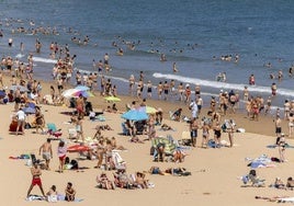 El calor ha permitido a la gente disfrutar de las playas de Santander.