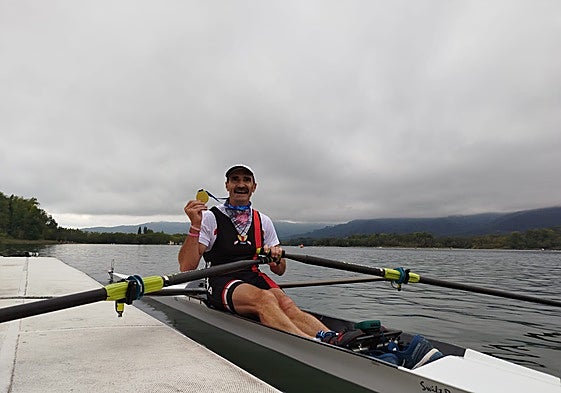 Agustín Garay exhibe la medalla de oro conseguida en la modalidad individual.