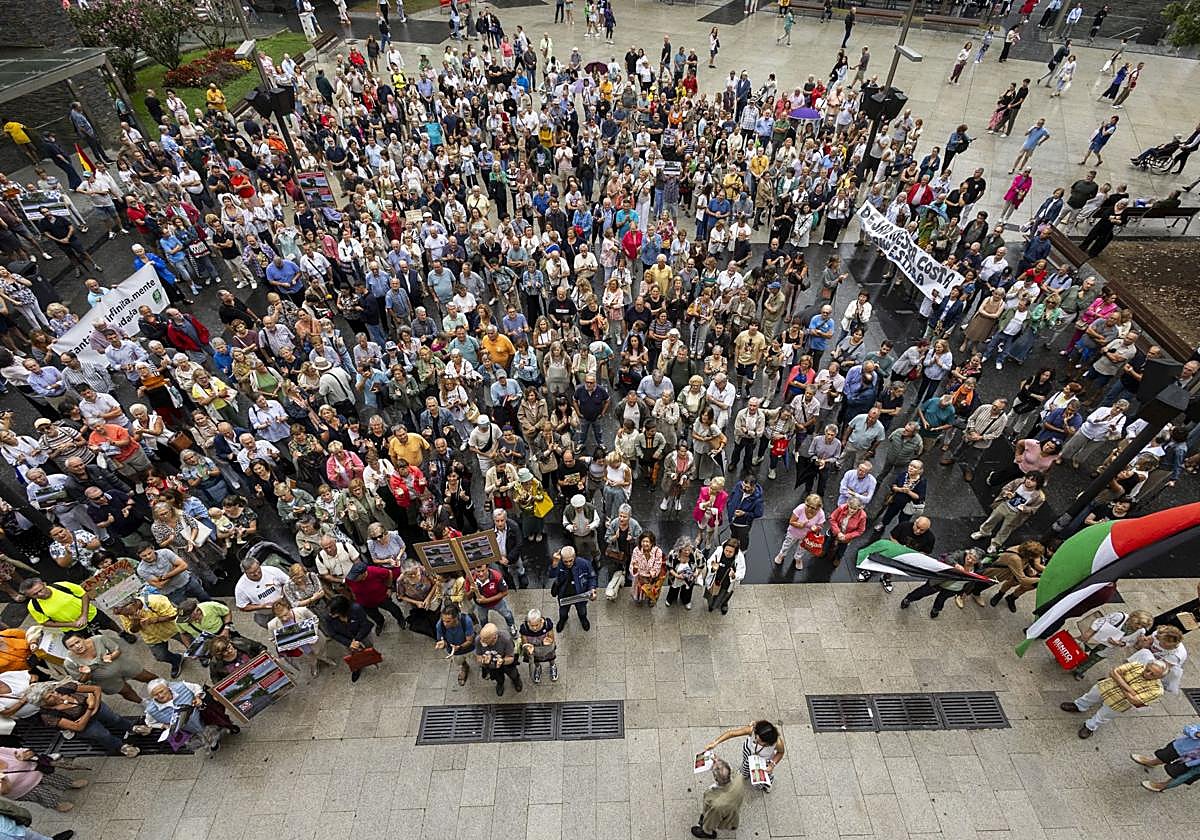 Concentración, el pasado agosto, de un millar ciudadanos en el Ayuntamiento de Santander en contra de la construcción del aparcamiento de autocaravanas frente al campo de Golf de Mataleñas.