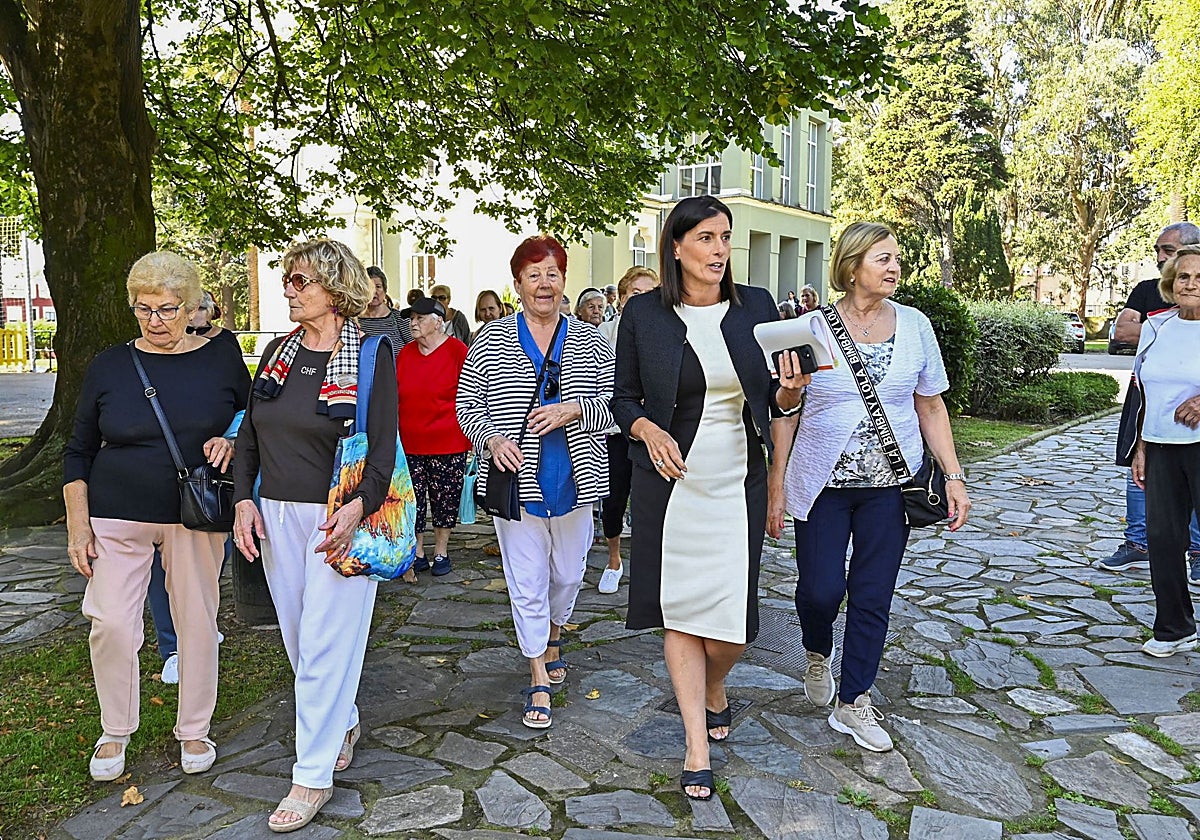 La alcaldesa estuvo acompañada por un grupo de mujeres que realiza actividad física en el parque.