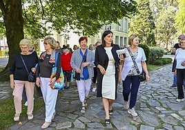 La alcaldesa estuvo acompañada por un grupo de mujeres que realiza actividad física en el parque.