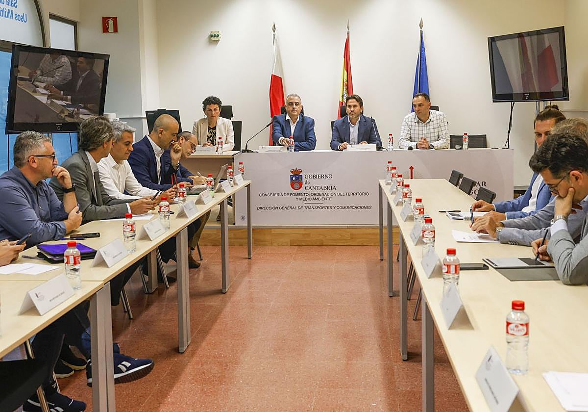 El consejero de Fomento, Roberto Media, presidió una Mesa del Ferrocarril a la que asistieron los representantes de partidos, usuarios y el Puerto, pero no el Ministerio.