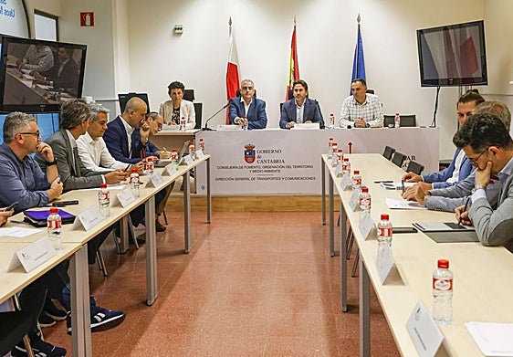 El consejero de Fomento, Roberto Media, presidió una Mesa del Ferrocarril a la que asistieron los representantes de partidos, usuarios y el Puerto, pero no el Ministerio.