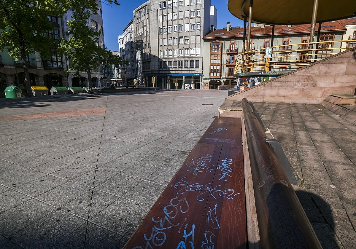 Estado actual de la Plaza Mayor de Torrelavega, con pintadas incluso en los bancos de madera.