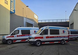Nuevas ambulancias del transporte programado de Autransa, ayer, en el Polígono de Candina.