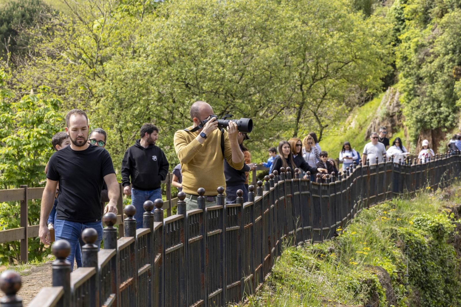 Un fotógrafo capta una imagen del parque de Cabárceno.