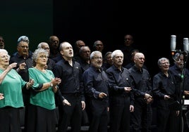 La Sociedad Coral de Torrelavega, durante un concierto en julio en el Concha Espina.