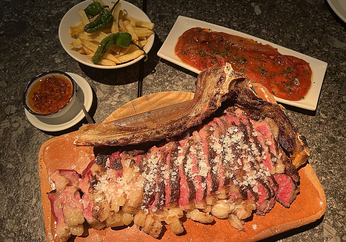 Chuletón de vaca de la raza turina, con sus guarniciones.