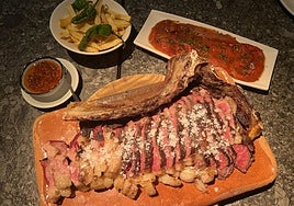 Chuletón de vaca de la raza turina, con sus guarniciones.