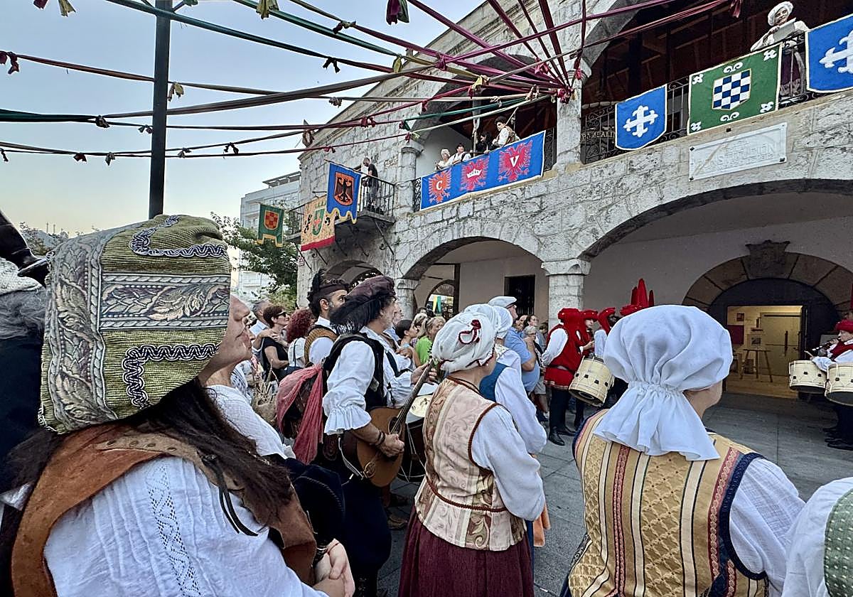 El público, ataviado para la ocasión, presenció el espectáculo en el antiguo Ayuntamiento.