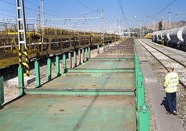 Un operario camina en la terminal de Muriedas.