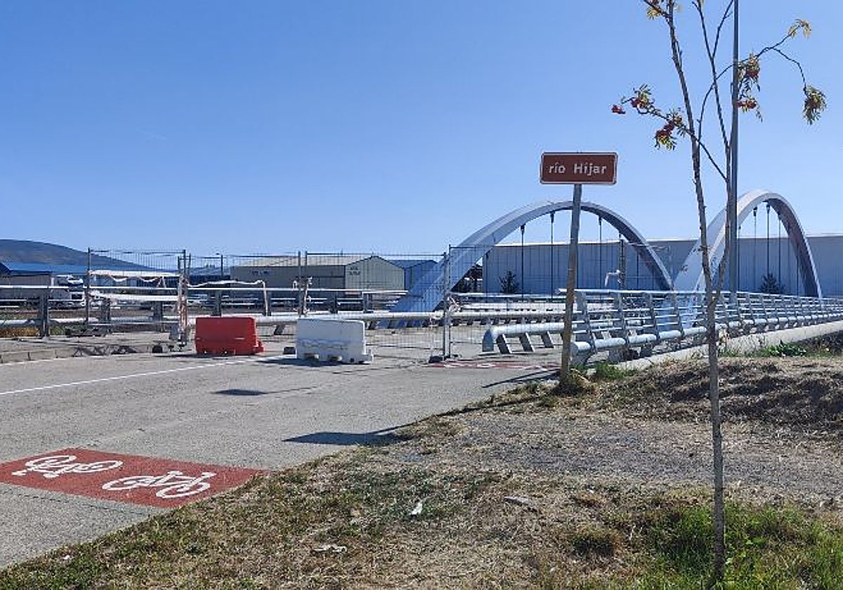 El puente sobre el río Hijar seguirá cerrado hasta el 22 de octubre.