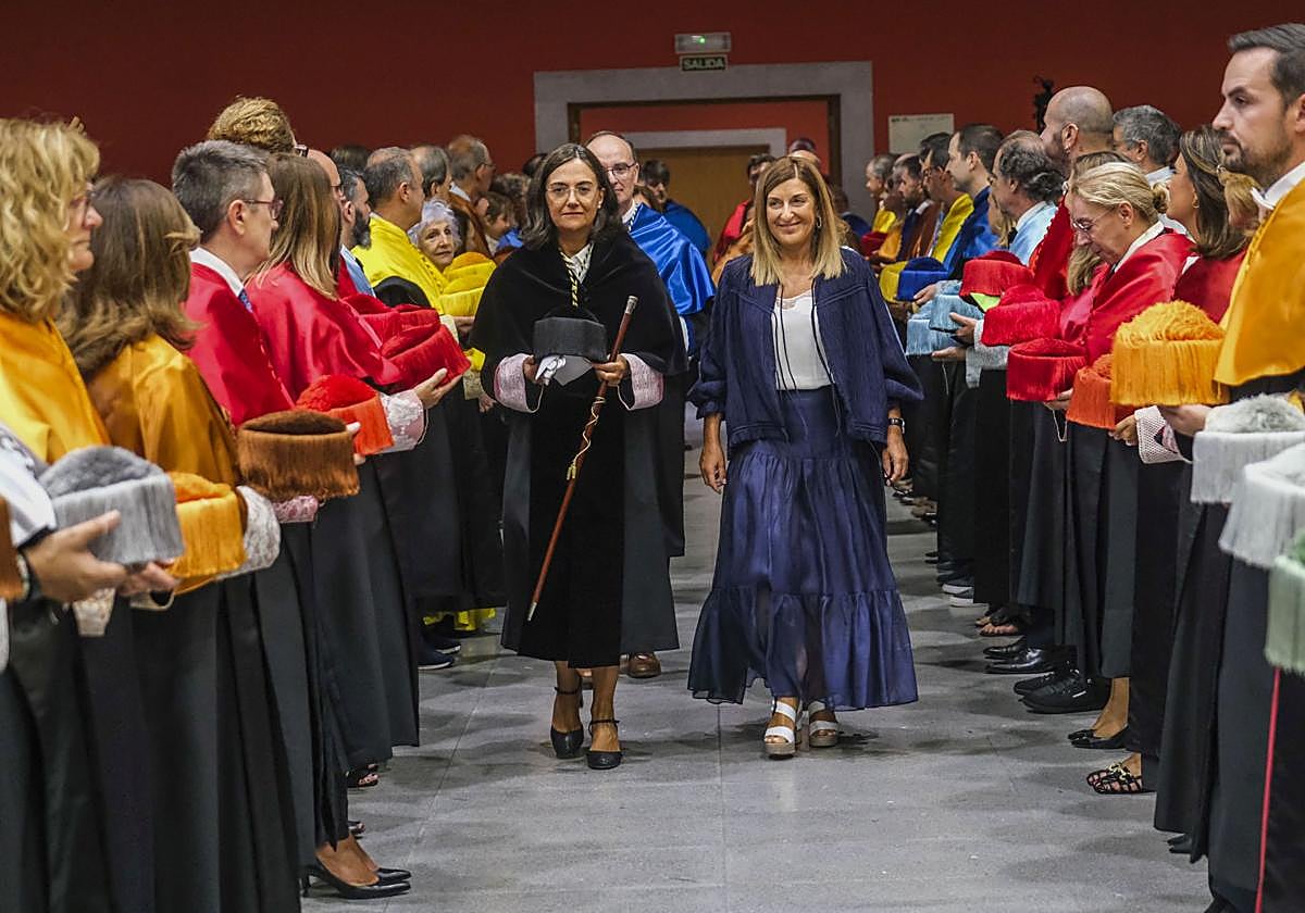 La rectora de la UC,, Conchi López, junto a la presidenta del Gobierno de Cantabria, María José Sáenz de Buruaga.
