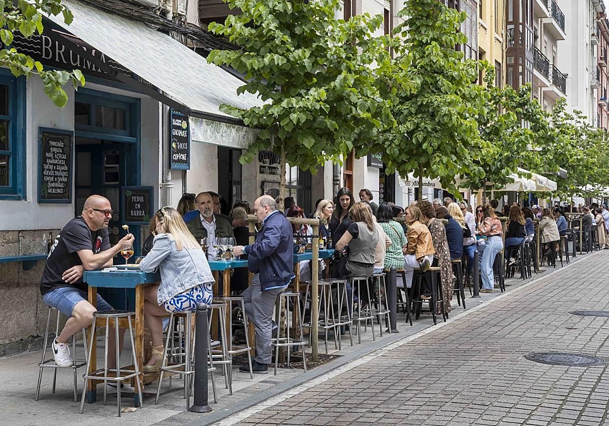 Las terrazas de la calle Peña Herbosa, en Santander, llenas.