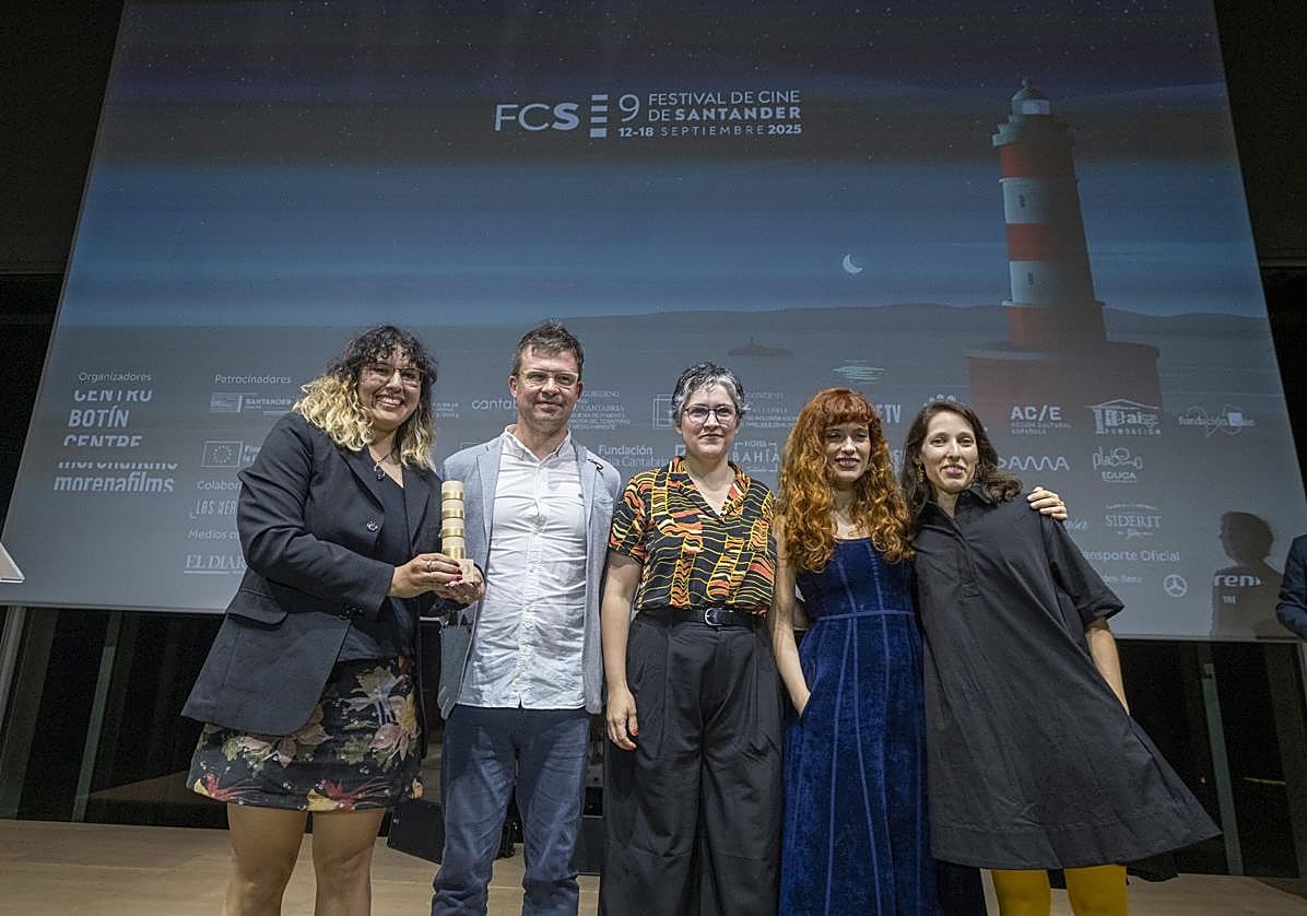 Mariel Escobar, con el Faro de Oro, Javier Porta, Nahikari Ipiña, Itsaso Arana y Florencia Paz Domínguez.