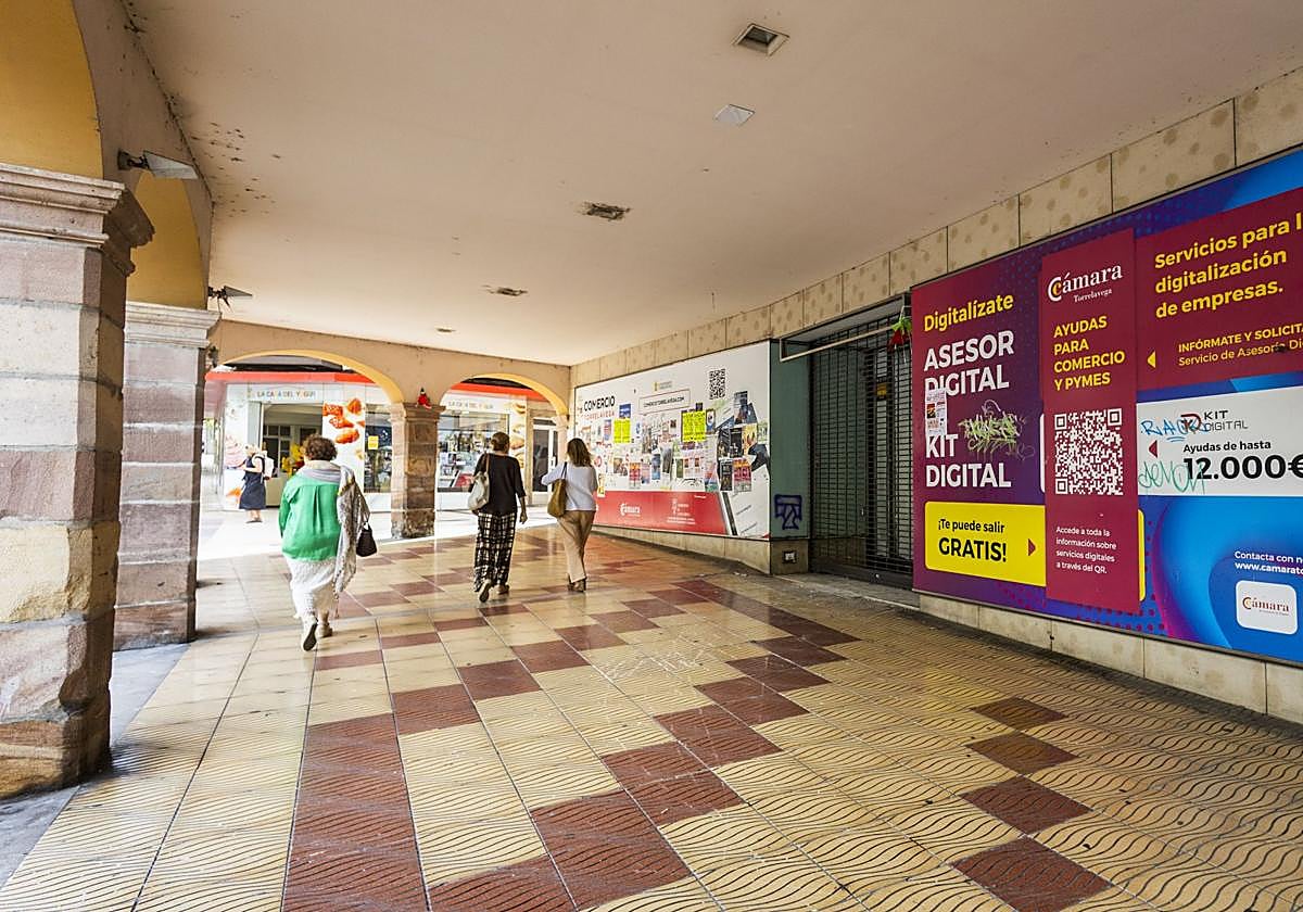 La entrada del antiguo local de Zara donde ahora se instalará el gimnasio de cuatro plantas.