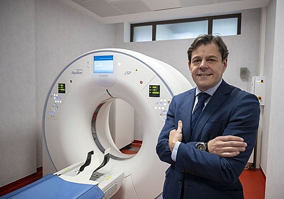 Alberto Martínez Lebeña, en el Hospital que Mutua Montañesa tiene en la Avenida del Faro, en Santander.