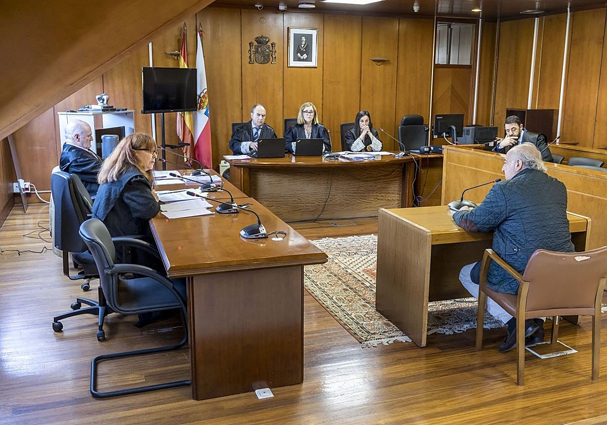 El acusado (de espaldas a la derecha de la imagen) negó los hechos por los que ha sido condenado.