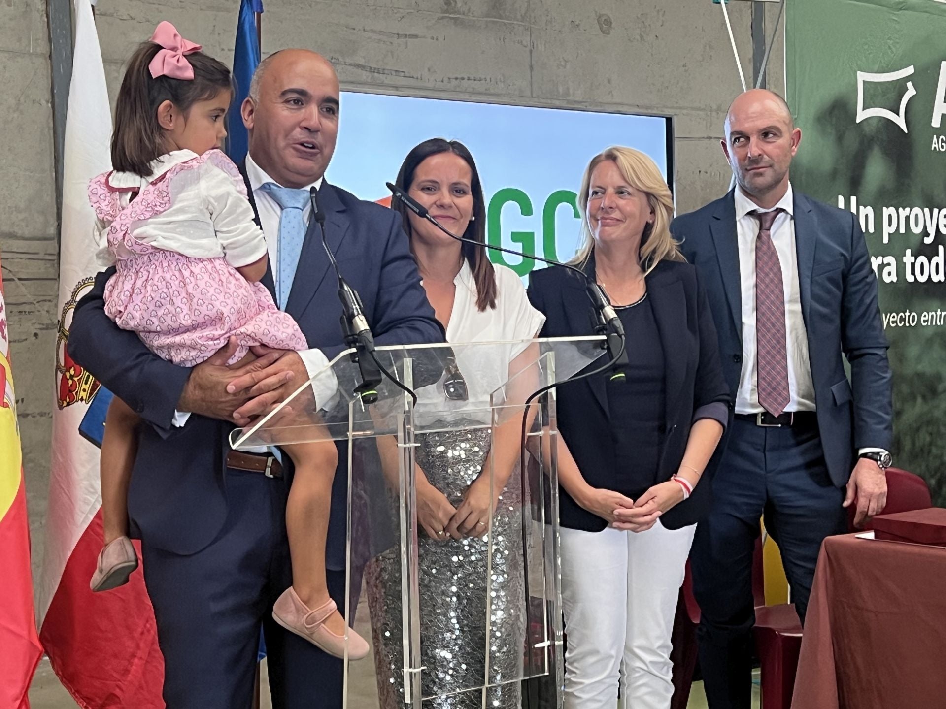 Jacobo Alonso, acompañado de su familia, de la consejera María Jesús Susinos y del presidente de AGC José Ángel Pereda, recibe el aplauso de los asistentes. 