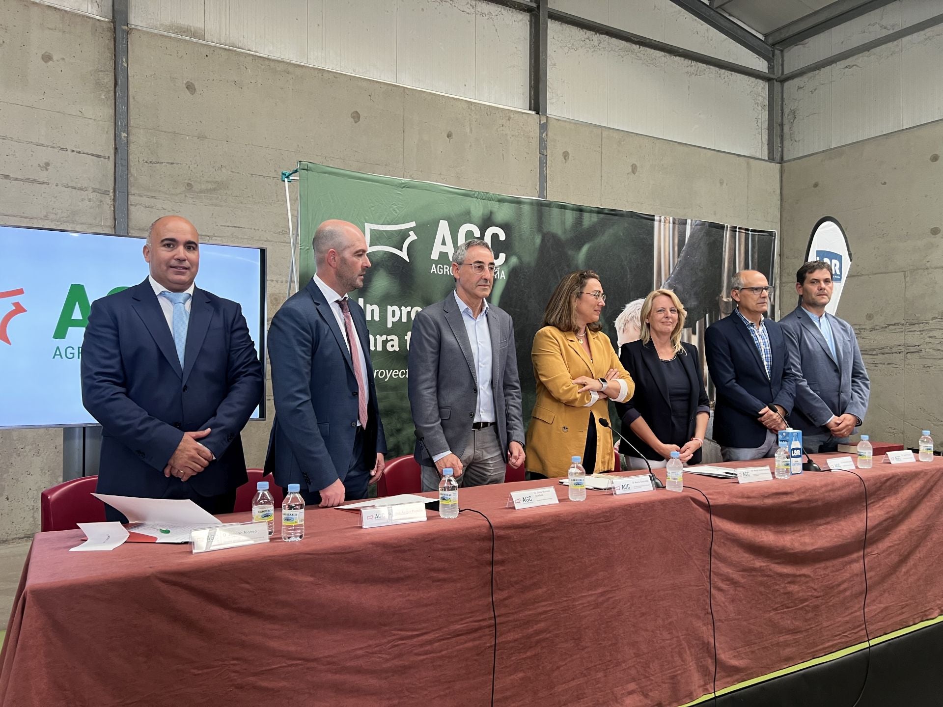 Mesa presidencial del acto. 