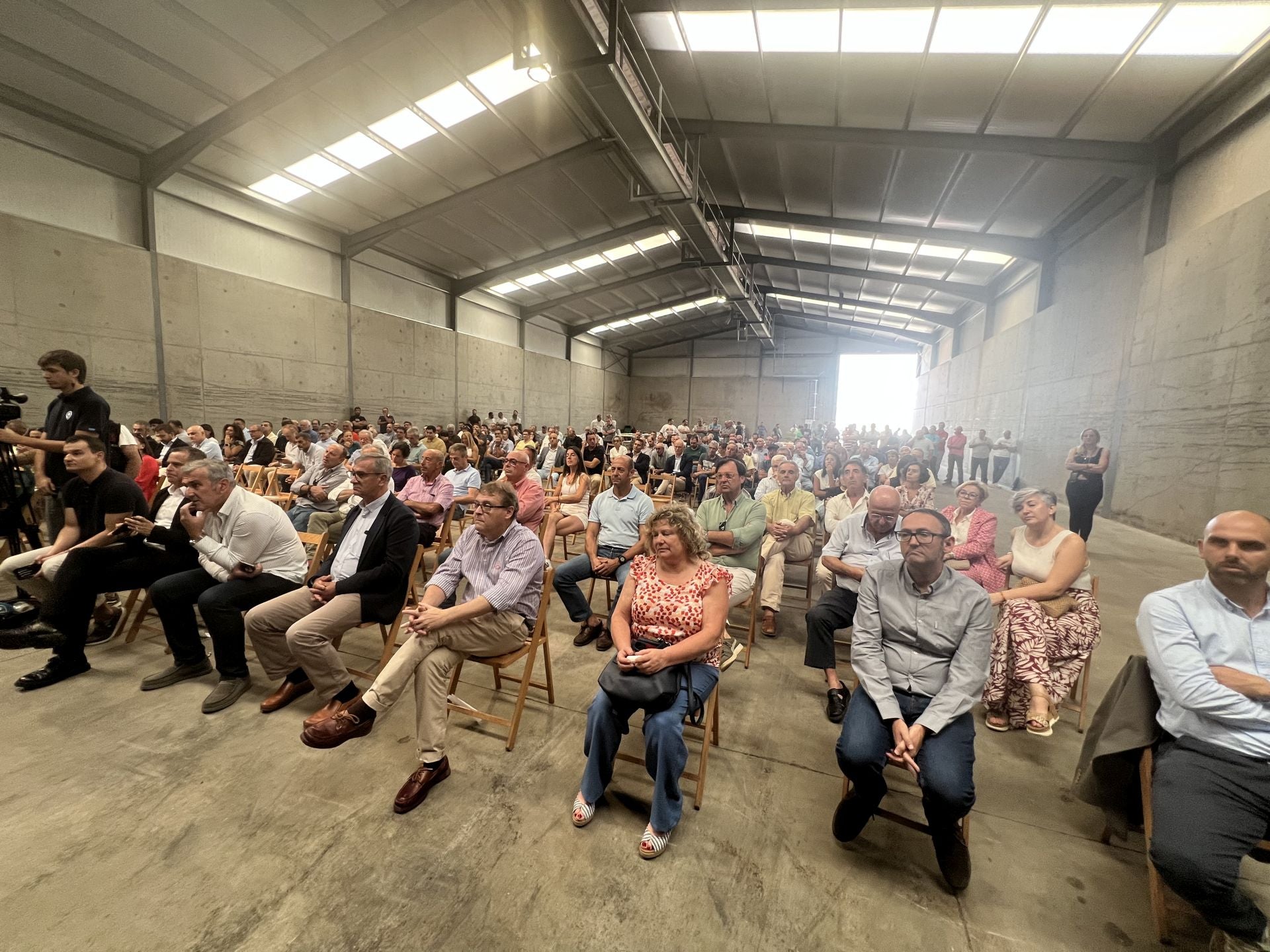 Numeroso público se dio cita en el acto, la mayoría socios de la cooperativa leonesa, pero también hubo una notable presencia de las OPA's de Cantabria, de AFCA y de trabajadores y socios de AGC.