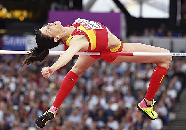 Ruth Beitia supera el listón de uno de sus saltos en el Mundial de Londres 2017.