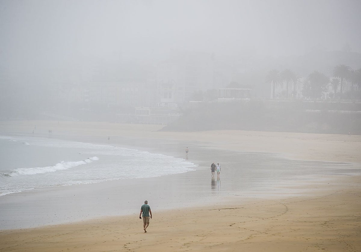 La niebla dejó esta estampa a primera hora en las playas del Sardinero.