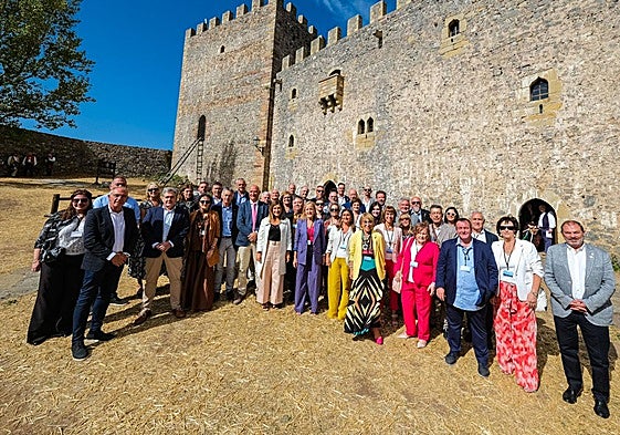 Autoridades y representantes de las casas de Cantabria posan en el patio del emblemático Castillo de Argüeso.