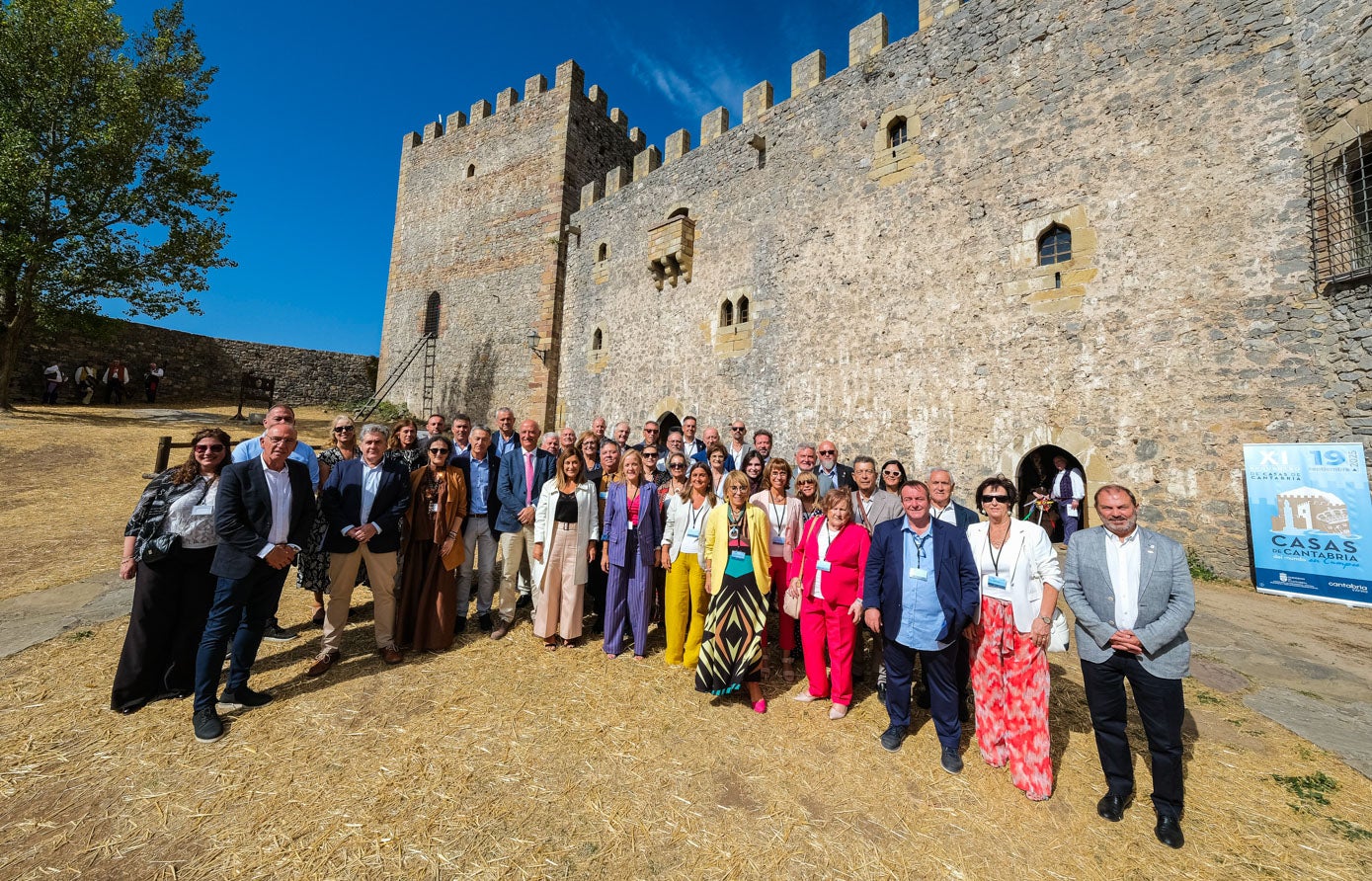 Foto de familia de los responsables del Gobierno de regional y los representantes de las Casas de Cantabria.