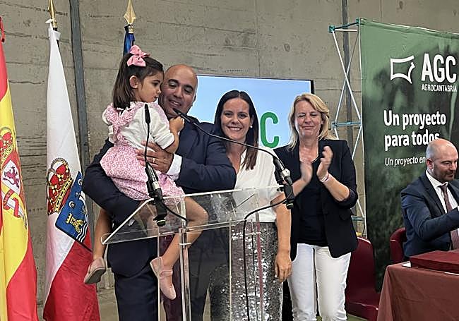 Jacobo Alonso, con su familia y la consejera MªJesús Susinos.