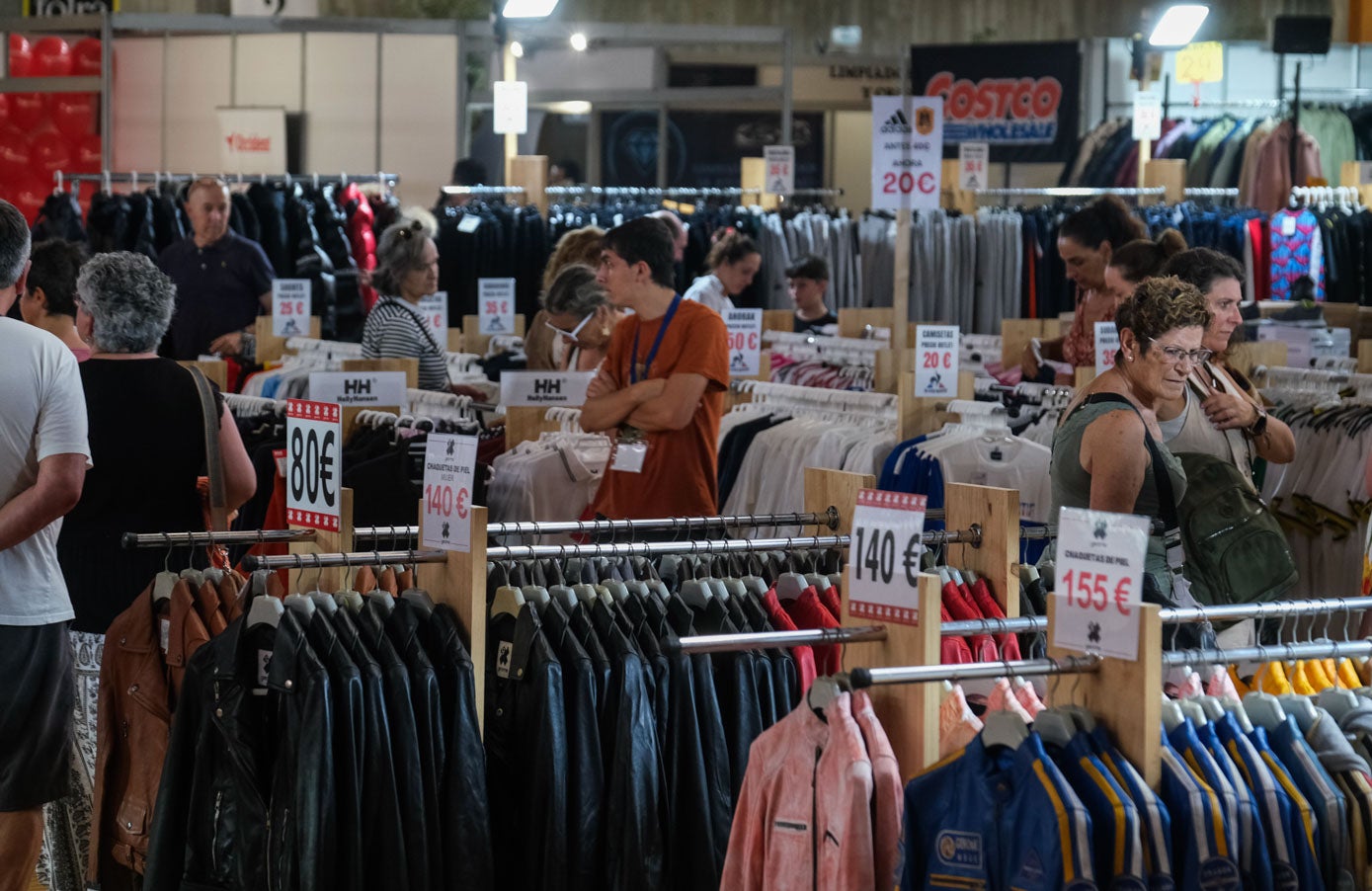 Los asistentes pasean entre las opciones.