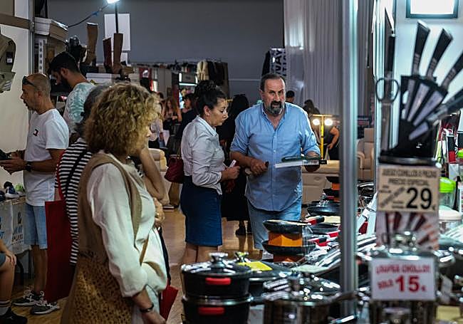 Demostraciones. Los comerciantes muestran sus productos en directo.
