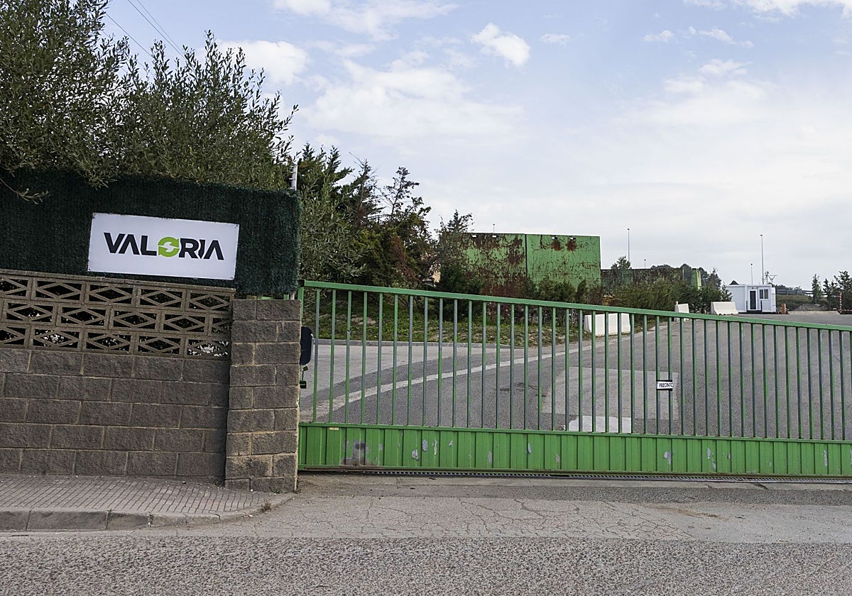 Acceso de Valoria, este viernes, cerrado por el precinto.