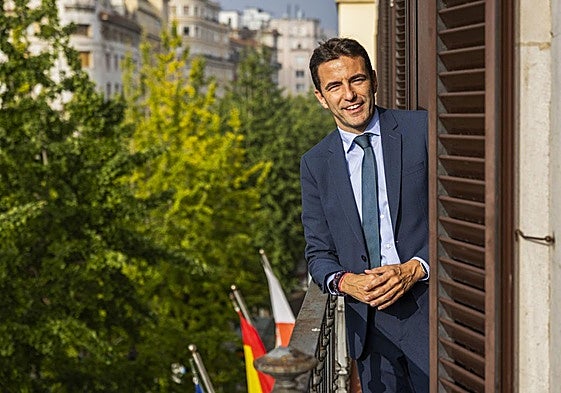 Casares, el pasado viernes por la tarde, en el balcón del edificio de la Delegación del Gobierno de España en Cantabria.