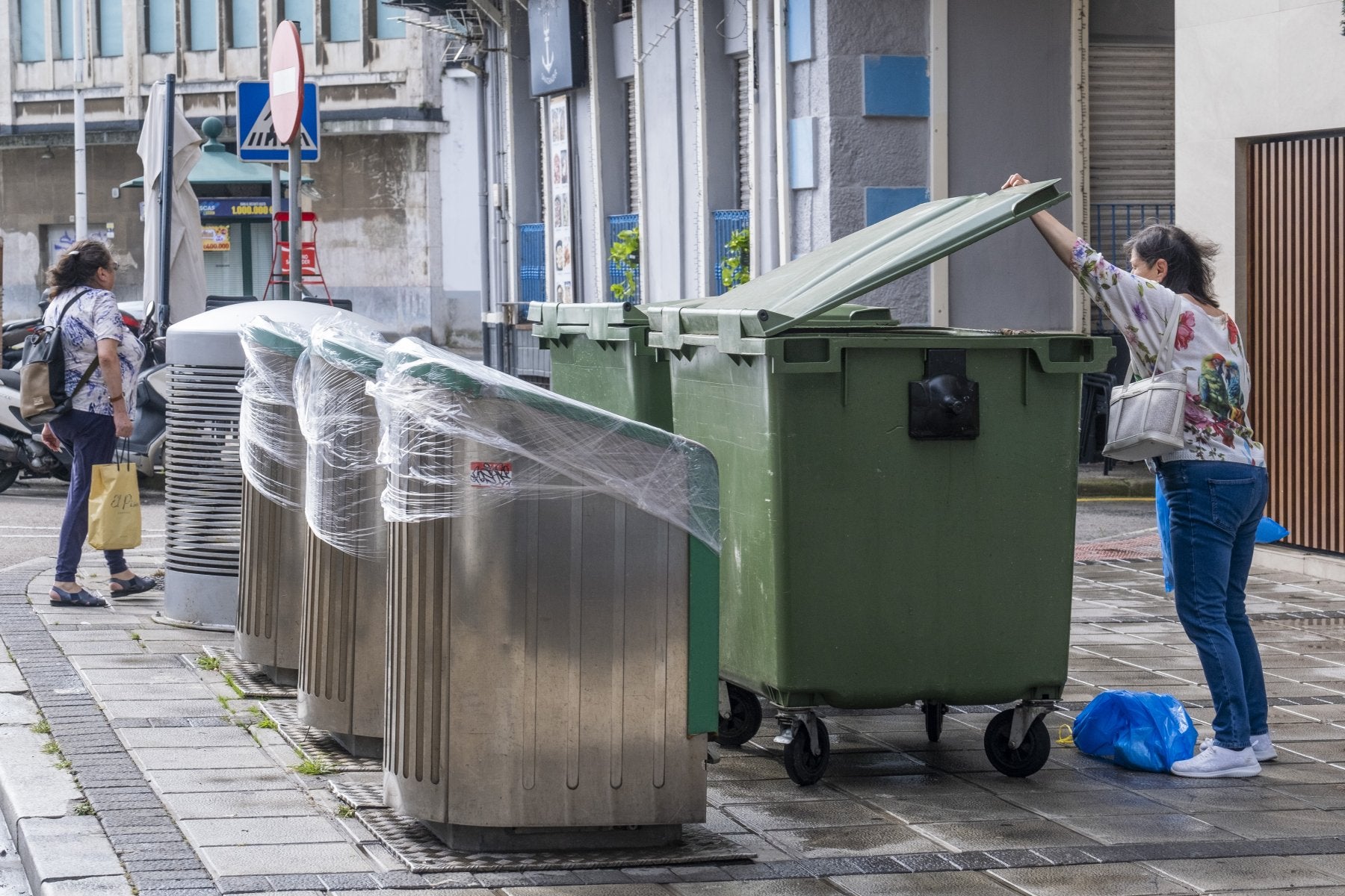 Los nuevos contenedores en superficie que se colocaron el pasado septiembre, colocados junto a los buzones neumáticos estropeados, mientras se reparaban, en la zona de Castilla-Hermida.