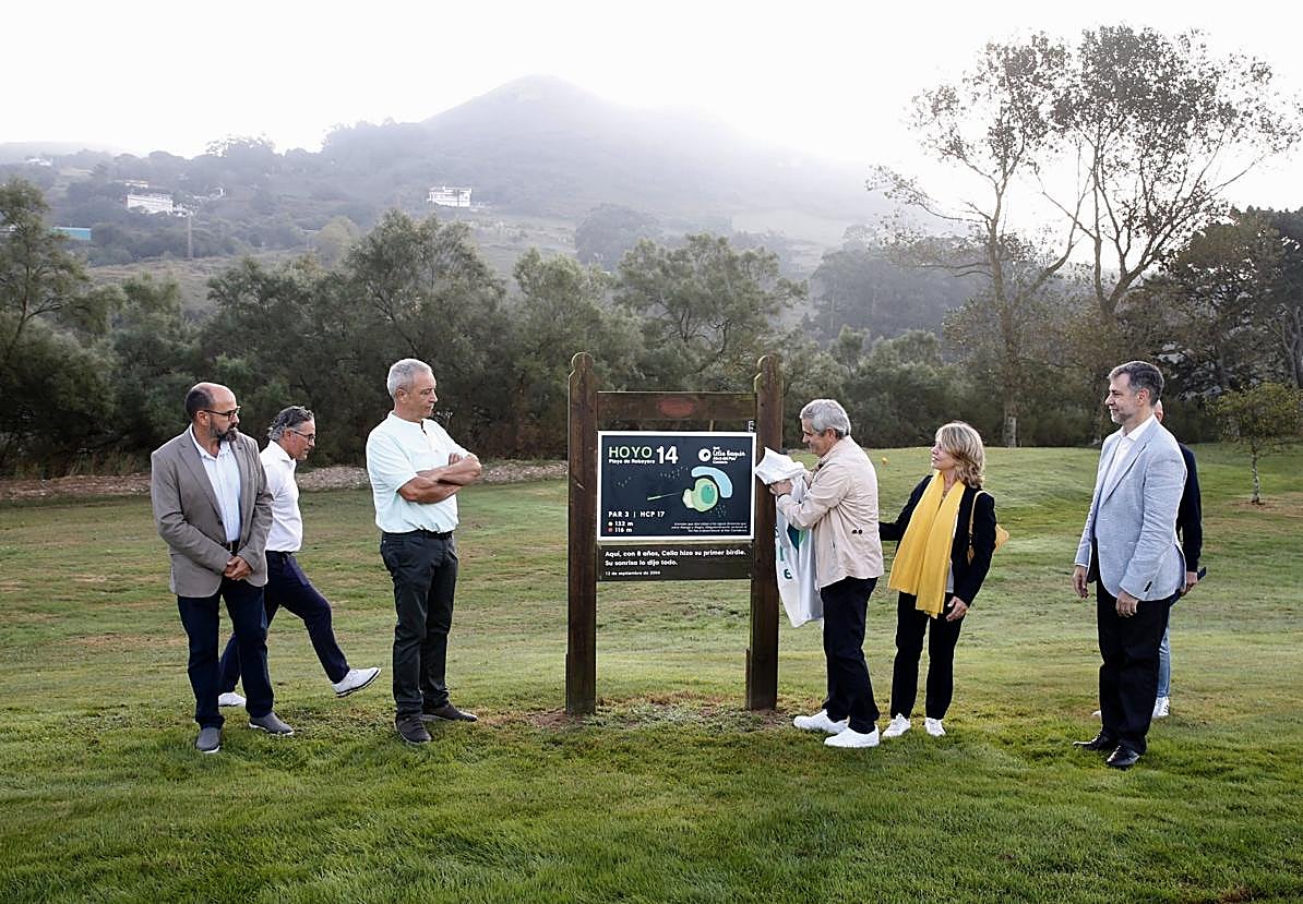 Los padres de la golfista descubren la placa que la recuerda.
