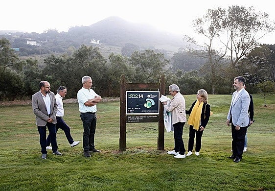 Los padres de la golfista descubren la placa que la recuerda.