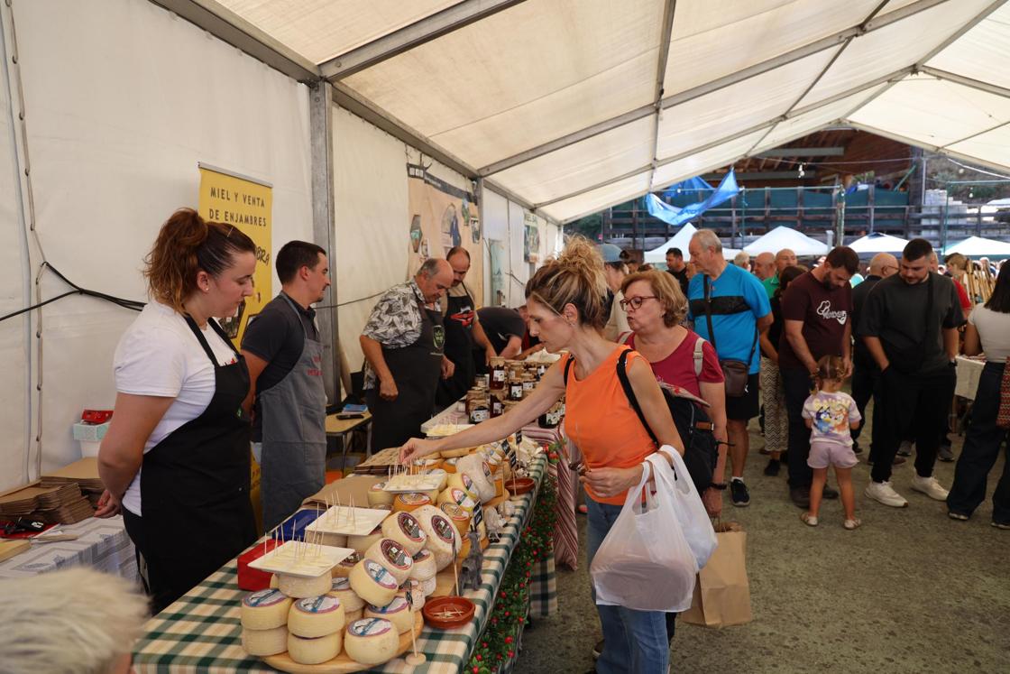 Provando el queso de la zona. 