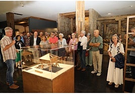 José Francisco Fernández muestra una de las maquetas de los hórreos que se pueden contemplar en la exposición