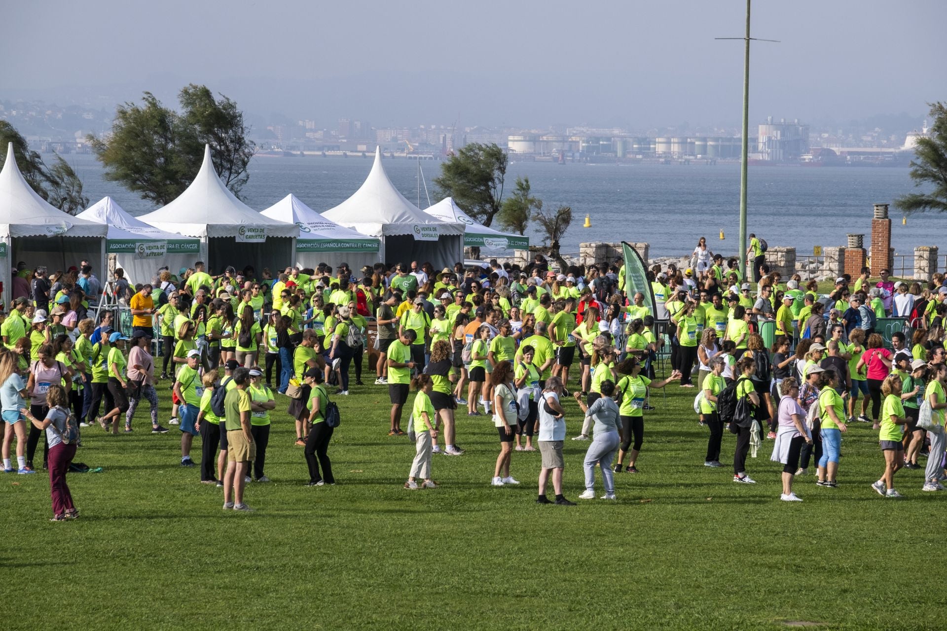 A la espera de que el reloj marcase las 10.30 horas, los participantes bailaron Zumba y charlaron entre ellos.