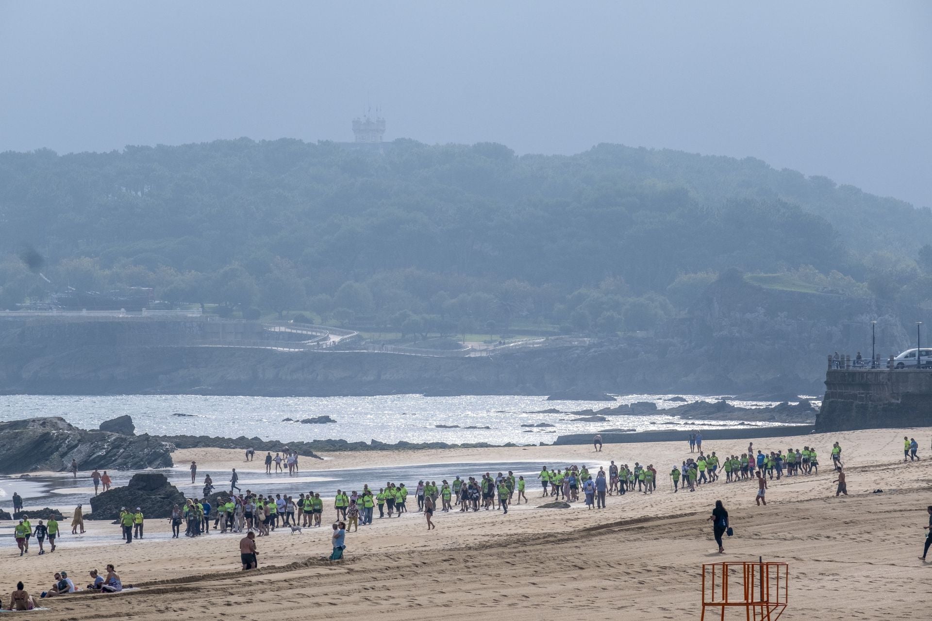 Los participantes han recorrido las playas del Camello, la Primera y la Segunda del Sardinero, Molinucos y Mataleñas.